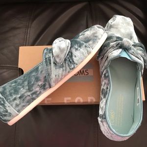 Frost Velvet bow Toms